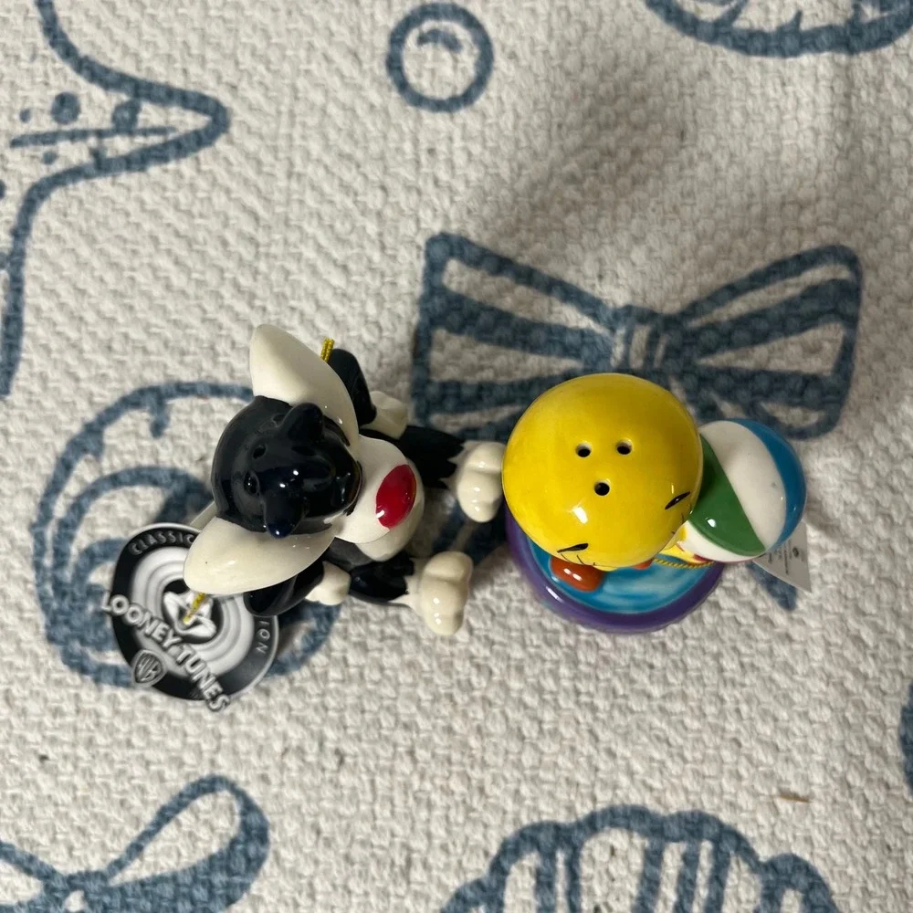 NEW Looney Tunes Sylvester & Tweety Magnetic Salt and Pepper Shaker Set